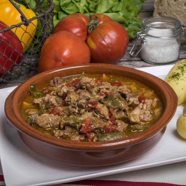 Axoa de veau au piment d'Espelette, spécialité du Pays Basque Axoa de veau au piment d'Espelette, spécialité du Pays Basque